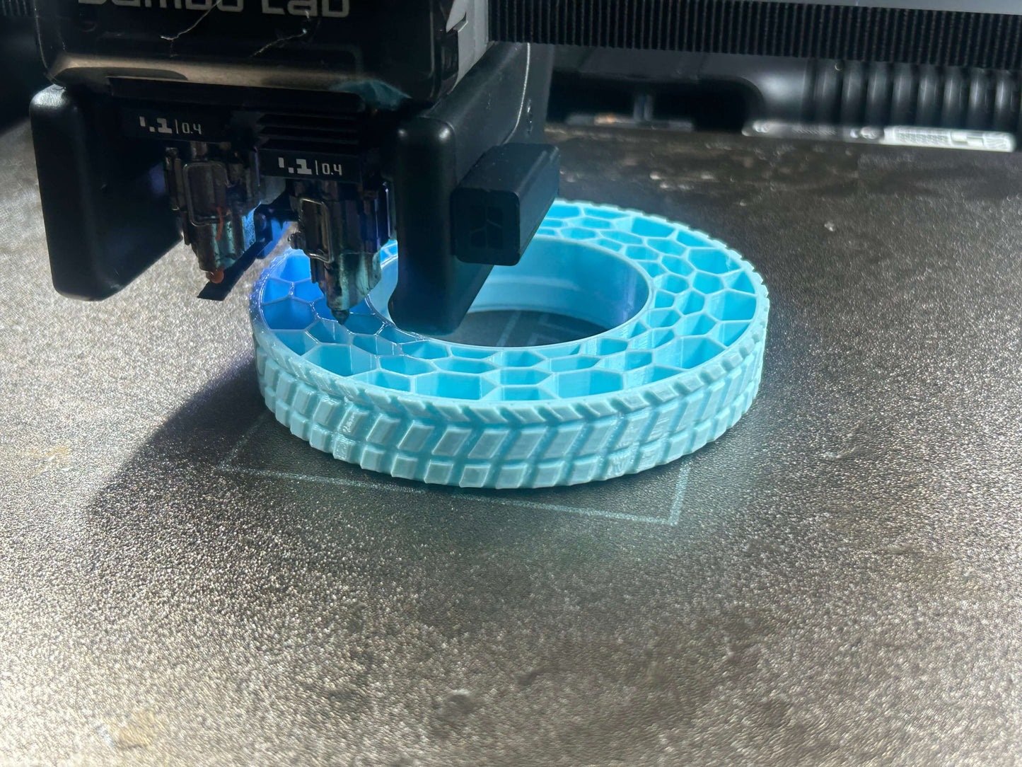 Oggetto stampato in 3D con filamento Bambu Lab TPU 90A Azzurro flessibile e durevole , ruota Auto